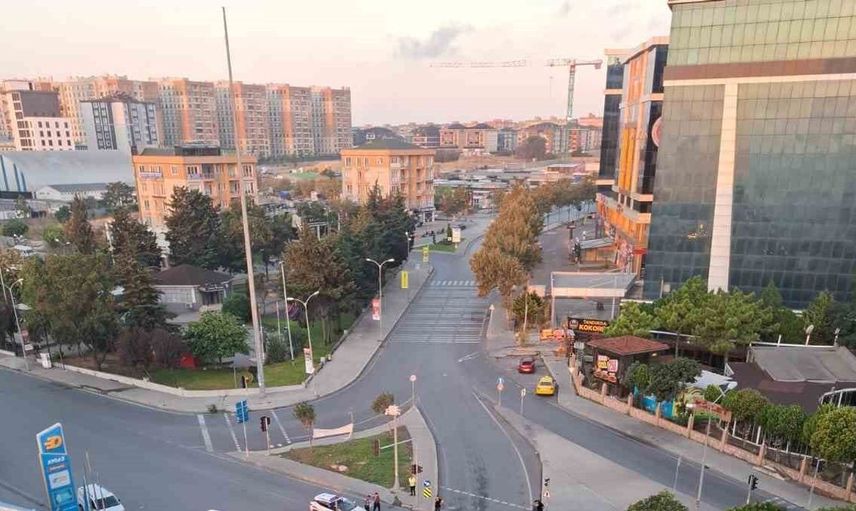 Beylikdüzü’nde kırmızı ışık ihlali sonrası devrilen kamyonun görüntüleri ortaya çıktı