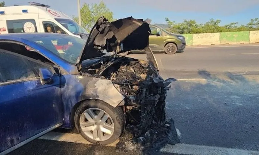 Bursa'da alev alan otomobil, zeytinlikte yangına neden olmadan söndürüldü
