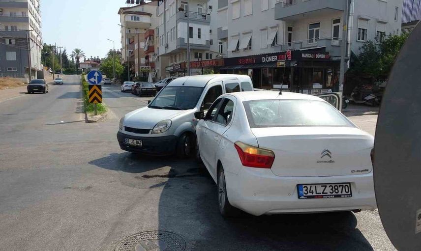 U dönüşü faciası: Manavgat'ta otomobil kazası güvenlik kamerasında kaydedildi