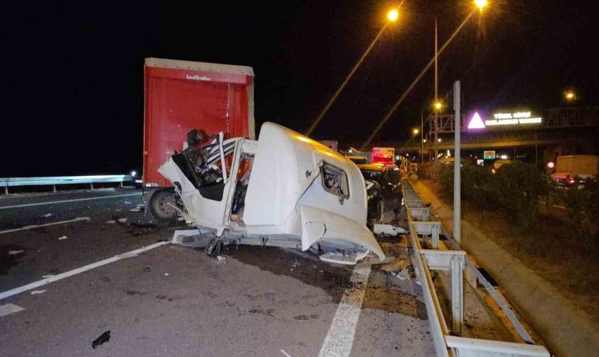 Bursa'da tır otomobil çarpışması: 1 ölü, 7 yaralı