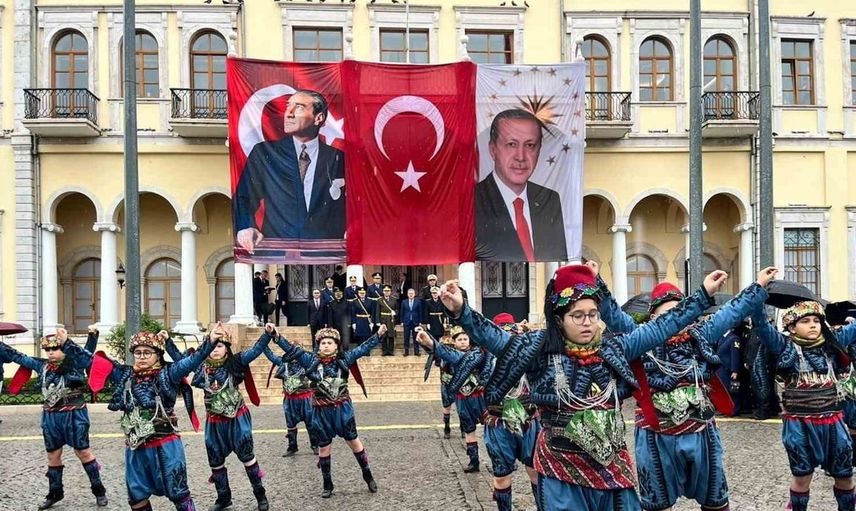 Cumhuriyet coşkusu İzmir'de bayrakla taçlandı: Vali Elban'a özel teslimat