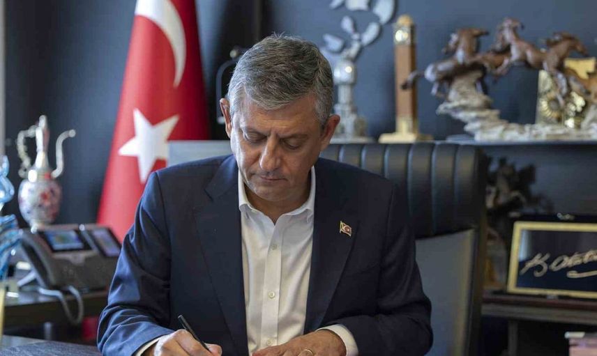 Özgür Özel, Cumhuriyet Halk Partisi'nden istifa ederek YENİ Parti'yi kurdu