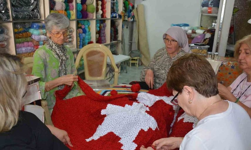 Demirci'deki kadınlar dev Türk bayrağını ilmek ilmek ördü