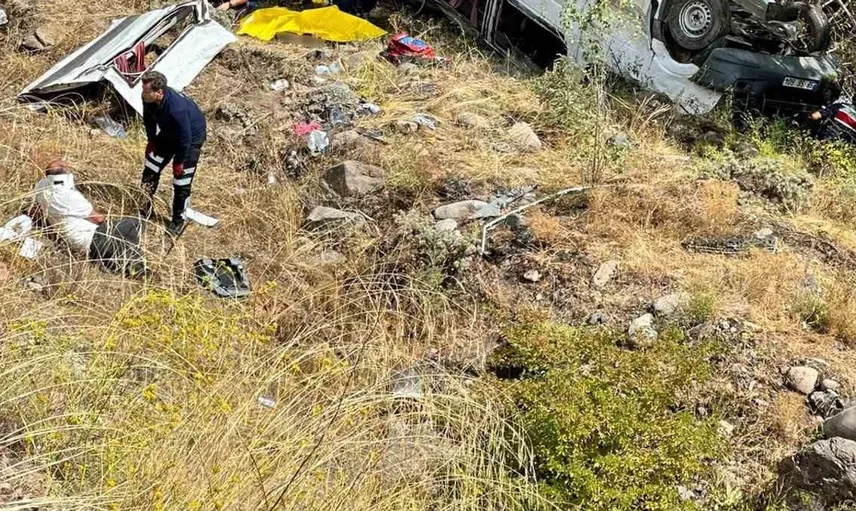 Sivas'ta yolcu minibüsü şarampole devrildi: 4 ölü, 10 yaralı