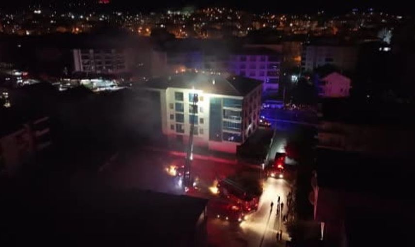 Aksaray'da elektrik panosundaki yangın, apartmanın çatısını sararak paniğe neden oldu