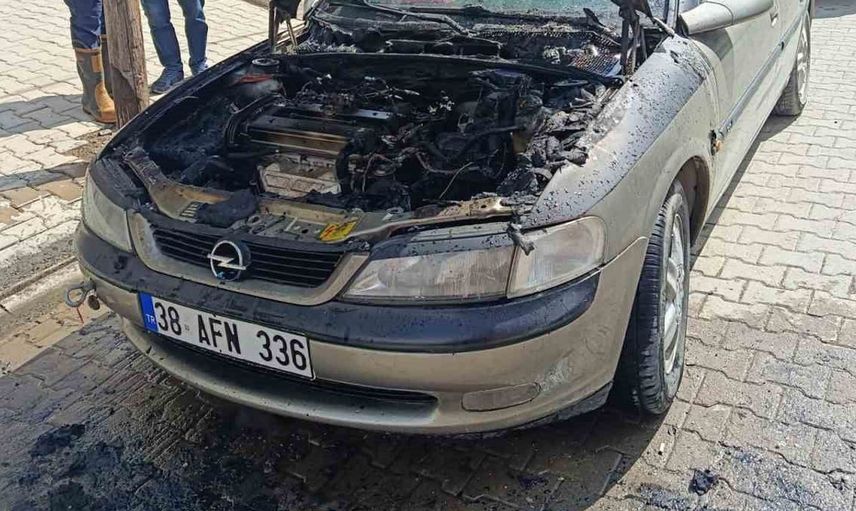 Tatvan'da park halindeki otomobilde yangın paniği
