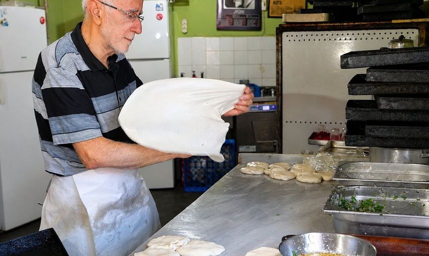 81 yaşındaki Tevfik Ekizler, 69 yıldır börekçilik yapıyor