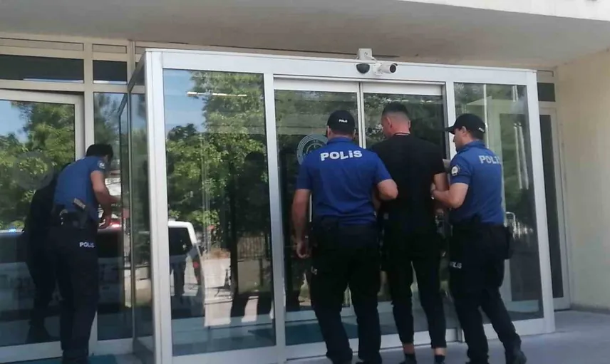 Tokat’ta trafik denetiminde gözaltına alınan hükümlü, uyuşturucu suçundan aranıyordu