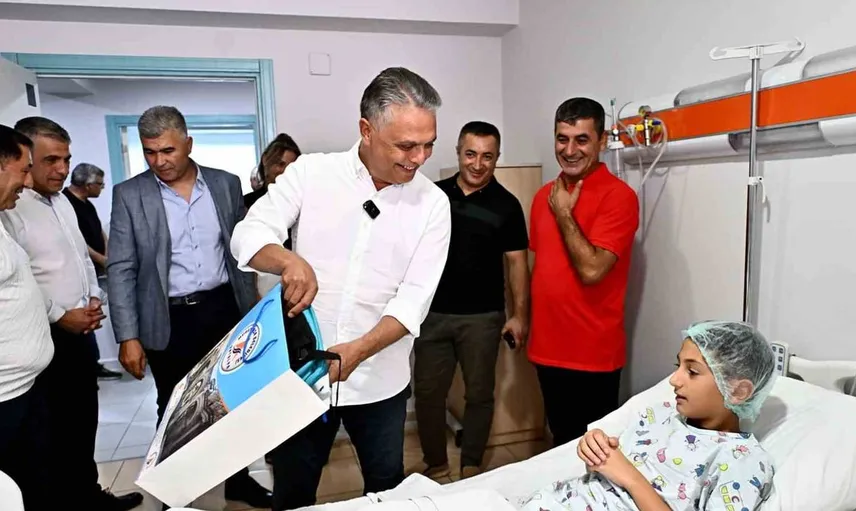 Muratpaşa'da başkan uysal sünnet şöleni için çocukları ziyaret etti