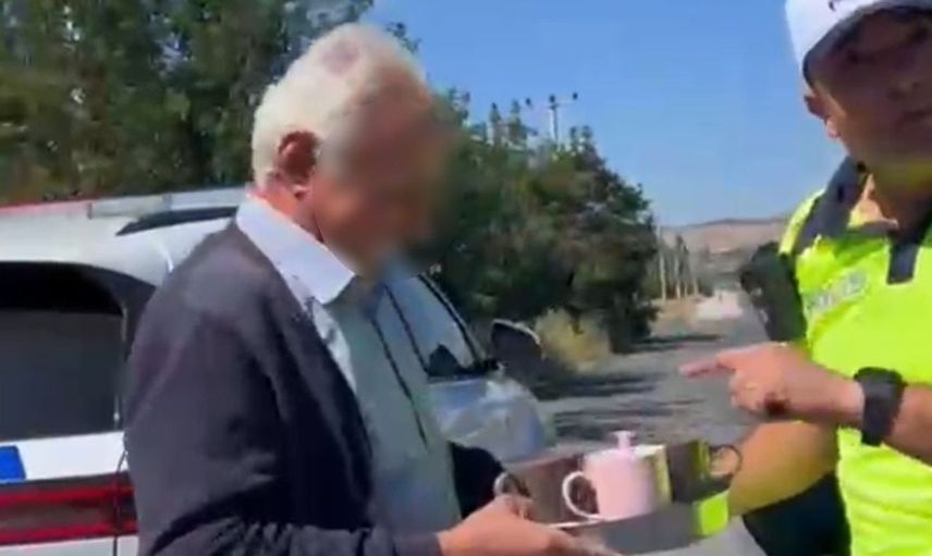 Eşini yolda bırakınca polisten esprili ceza: Akşam bulaşıkları sen yıkayacaksın