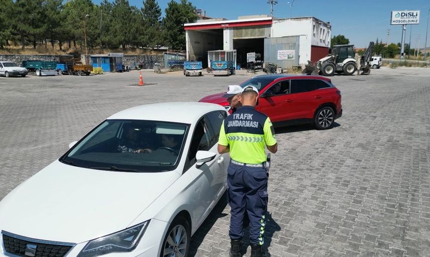 Bolvadin'de trafik güvenliği jandarmanın elinde: Denetimler devam ediyor