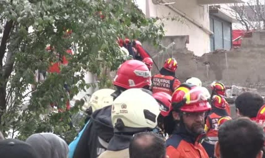 Maltepe'deki çökme olayı: Ekipler bir kişiyi kurtardı