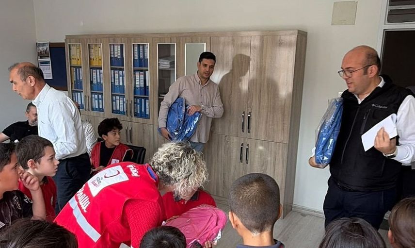Kızılay, Buldan'daki öğrencilere eğitim desteği sağladı