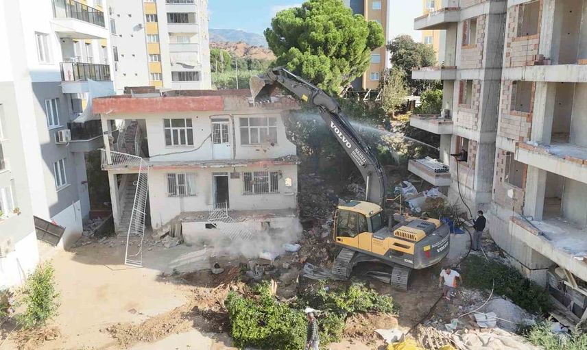 Nazilli'de metruk bina yıkıldı, trafik sorunu çözülüyor
