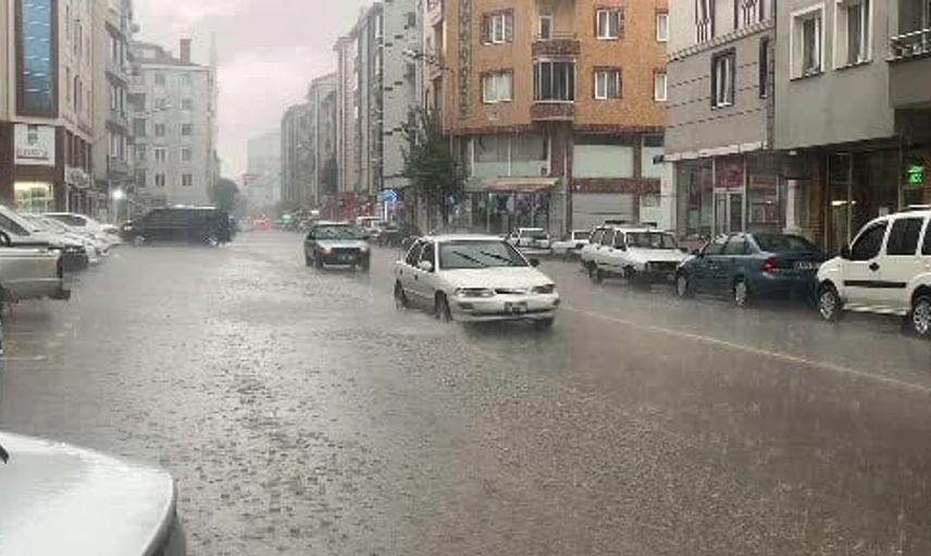 Çorum’da sağanak yağış sonrası sokaklar su altında kaldı