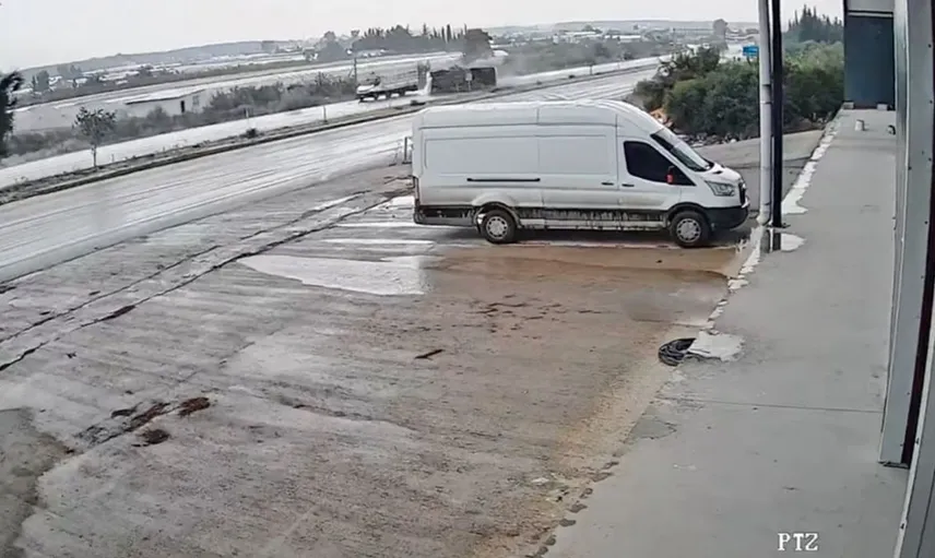 Antalya'da midibüs kazası sonrası 17 yaralı: Güvenlik kameraları kayıtta