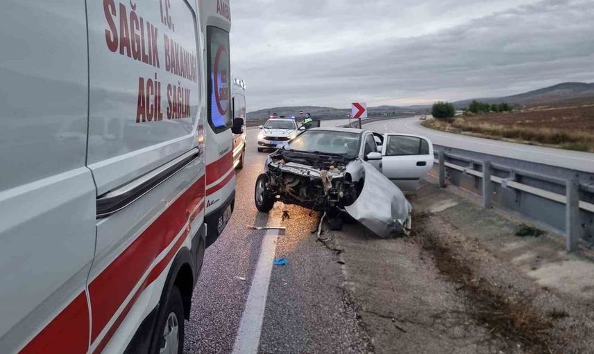 Çorum’da direksiyon hakimiyetini kaybeden sürücü bariyerlere çarptı