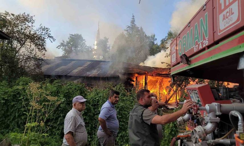 Karabük'te çıkan samanlık yangınına müdahale devam ediyor