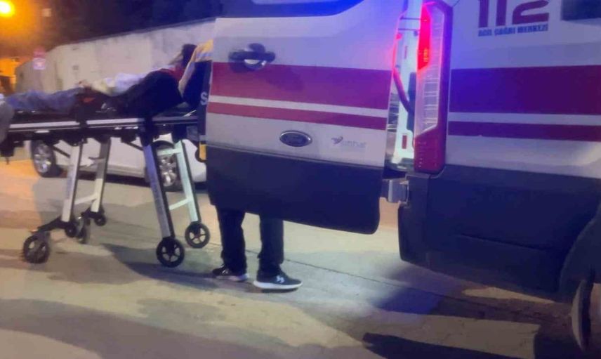 Bursa'da motosiklet kazası: park halindeki araca çarpan 2 kişi yaralandı