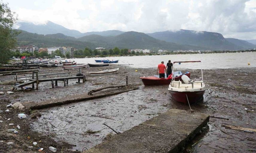 Cide'de selin sürüklediği odun parçaları balıkçı barınağını kapladı