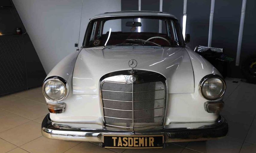 Elazığ'da klasik otomobil tutkusu: 59 yaşındaki aracına özenle bakıyor