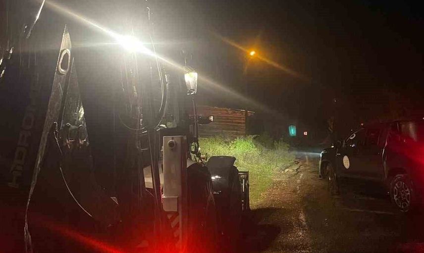 Artvin-Şavşat karayolunda meydana gelen heyelan ulaşımı olumsuz etkiledi