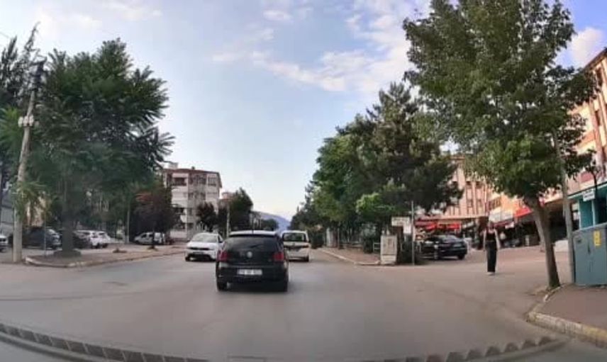 Karabük'te karşı istikametten gelen araçlara rağmen hatalı sollama yapan sürücü kamerada