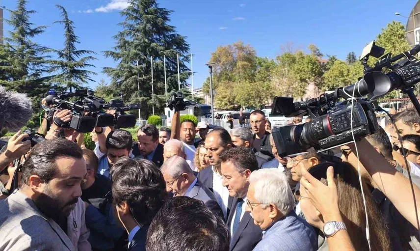 Ahmet Davutoğlu, ifade vermek için Ankara Adliyesi'nde