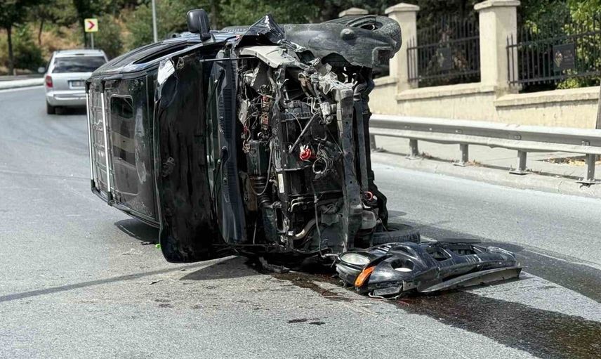 Beyoğlu'nda lüks cip aydınlatma direğine çarptı: sürücü yaralandı