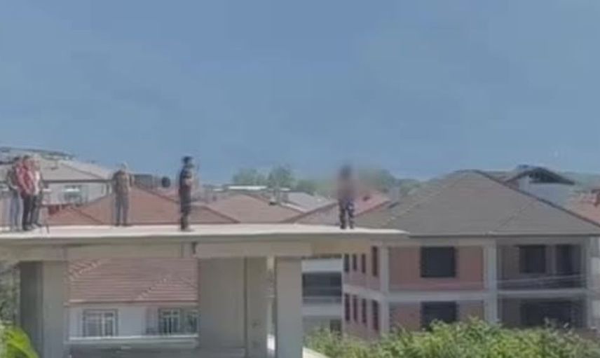 Düzce'de bunalıma giren genç kadın çatıda bulundu