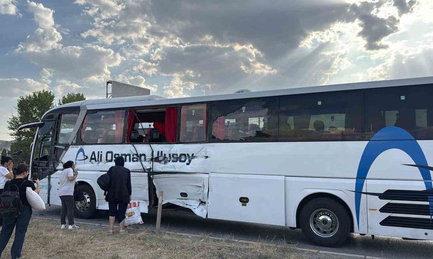 Kırıkkale'de kavşakta büyük kaza: Yolcu otobüsü ve iki tır çarpıştı