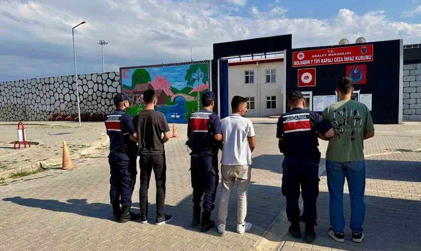 Afyonkarahisar'da jandarma, çeşitli suçlardan aranan 34 kişiyi yakaladı