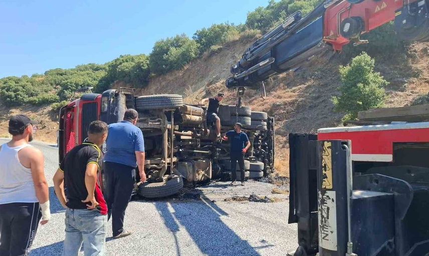 Manisa'da tanker devrildi, yol iki saat trafiğe kapandı