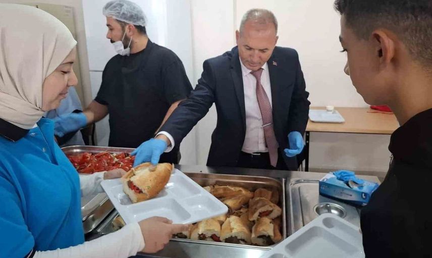 Sarıgöl'de milli eğitim müdürü öğrencilere sıcak bir destek sunuyor