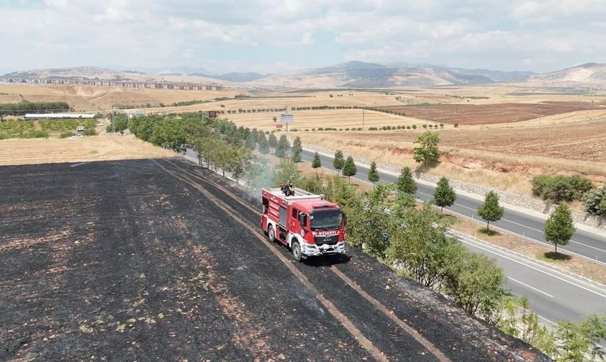Adıyaman'daki anız yangını, itfaiyenin müdahalesiyle söndürüldü