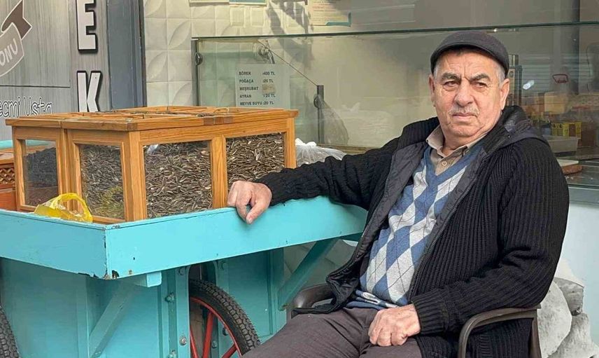Yarım asırdır çekirdek satarak ailesini geçindiriyor: Yaşar Başkır'ın hikayesi