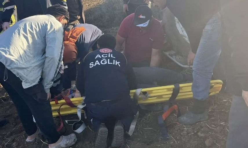 Kastamonu'da tarla sürerken devrilen traktördeki sürücü yaralandı