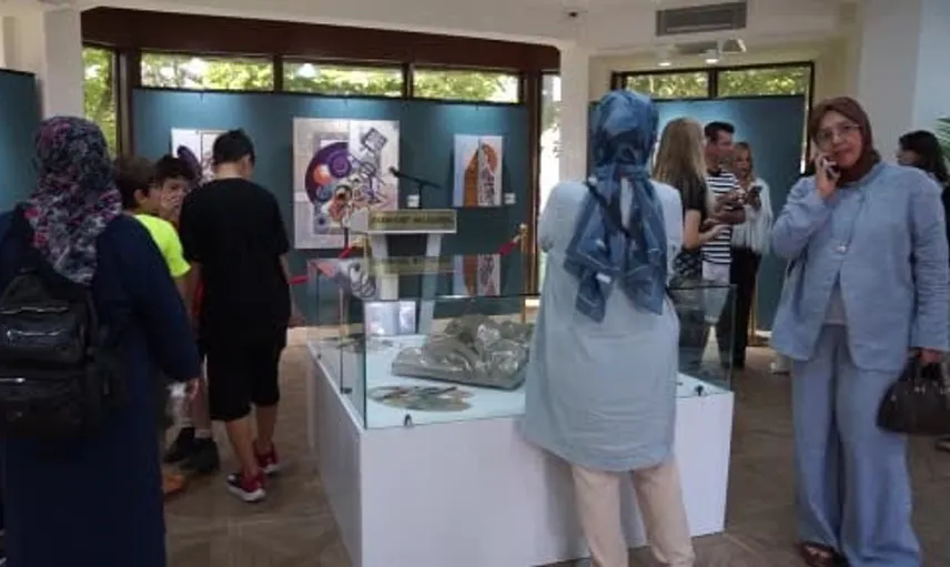 Esenyurt Sanat Merkezi'nde burcu aracının eserleri ile dolu bir gün: izler ve yansımalar sergisi