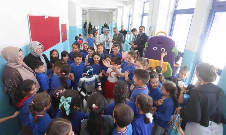 Türkiye’nin ilk insansı robotu öğrencilerin dostu oldu