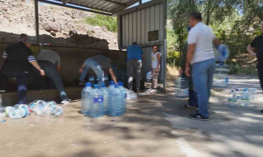 Başkentte 3 gün süren su kesintisi sonrası vatandaşlar çeşmelere yöneldi
