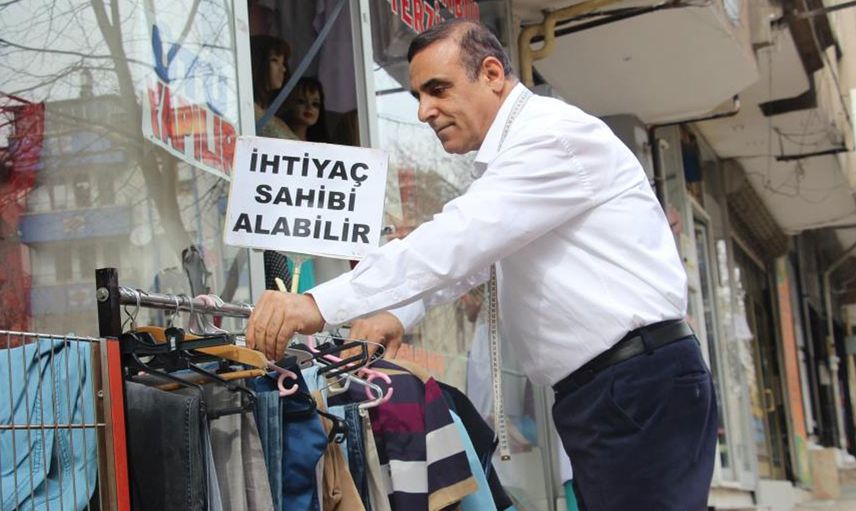 Elazığ'da 68 Yaşındaki Terzi Yıllardır İhtiyaç Sahiplerini Sevindiriyor: Askıda Kıyafet Kampanyası!