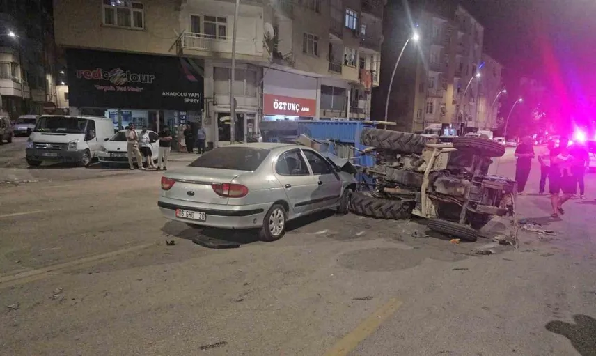 Elazığ'da otomobil ve traktör çarpıştı: 5 kişi yaralandı