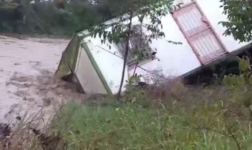 Sakarya’da iki ev sel sularına kapıldı, ev sakinleri son anda kurtuldu!