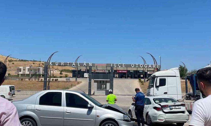 Kurtalan’da iki otomobil çarpıştı: 2 yaralı