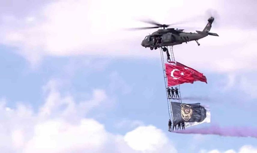 Yerli helikopterle yapılan gösteri, tekno festivalde ilgi odağı oldu