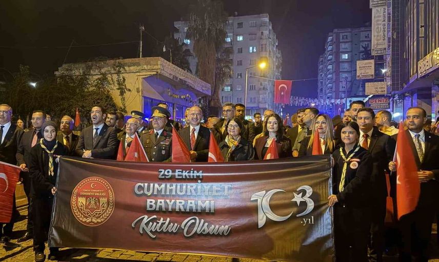Osmaniye'de Cumhuriyet coşkusu: 103 metrelik bayrak ile fener alayı