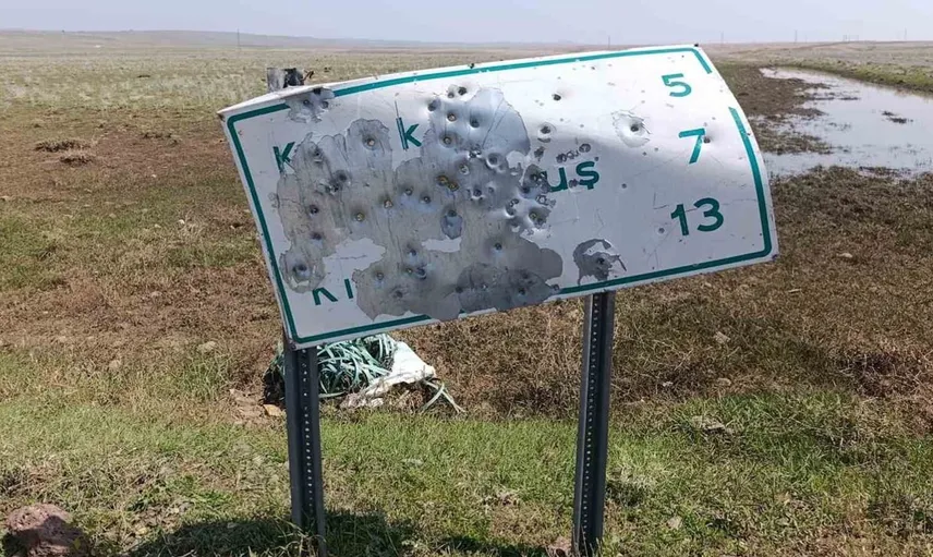 Arpaçay'da yol tabelalarına saldırı: Kamu malına büyük zarar