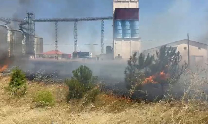 Anız yangını trafikte kısa süreli aksamalara yol açtı
