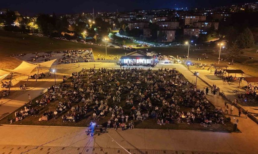 Düzce'de film izlemeye gelen gençten unutulmaz evlilik teklifi