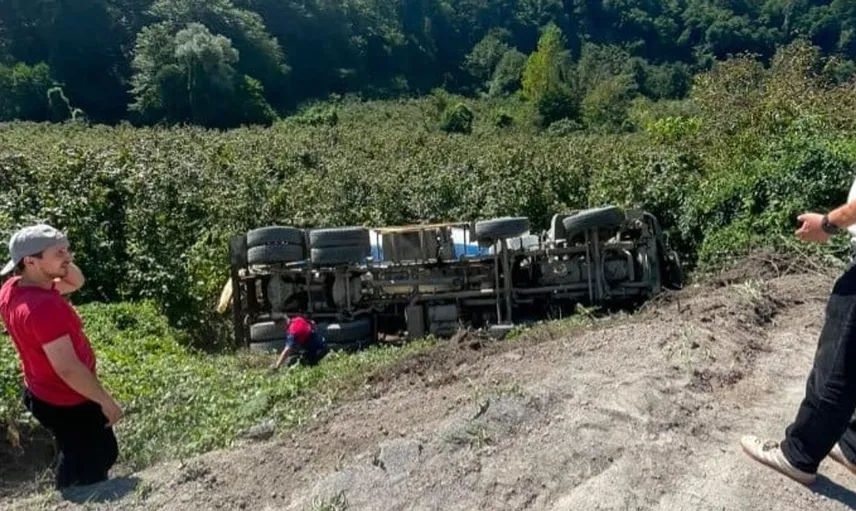 Alaplı'da beton mikserinin devrilmesi sonucu sürücü yaralandı